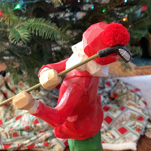 MAKER UNKNOWN | Painted, Wood-carved Santa Golfer in Plus Fours | Stands 19” - Picture 7 of 7